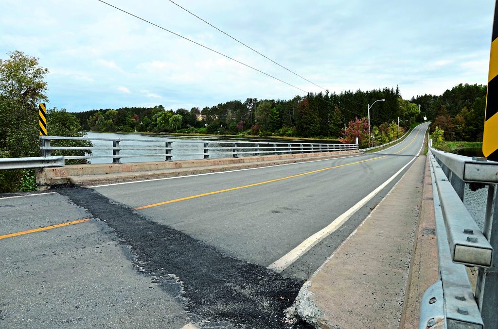 Passerelle Hillcrest la population de Cowansville divisée Le Guide