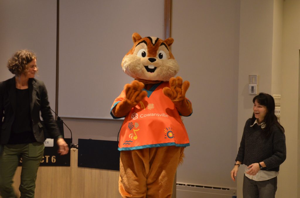 Coco , Bajoue , Peter ou Cowi : quel sera le nom de la mascotte du 150e de Cowansville ? 