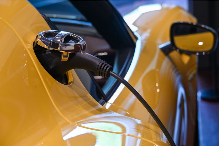 Voiture électrique en charge